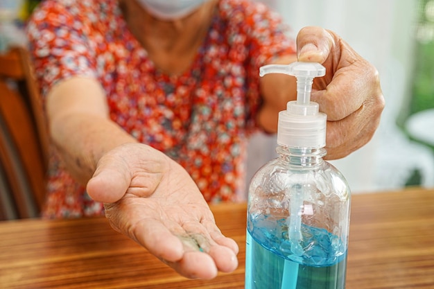 Aziatische oudere oudere vrouw die een beschermend masker draagt om de vervuilingsomgeving en het covid19-coronavirus te beschermen