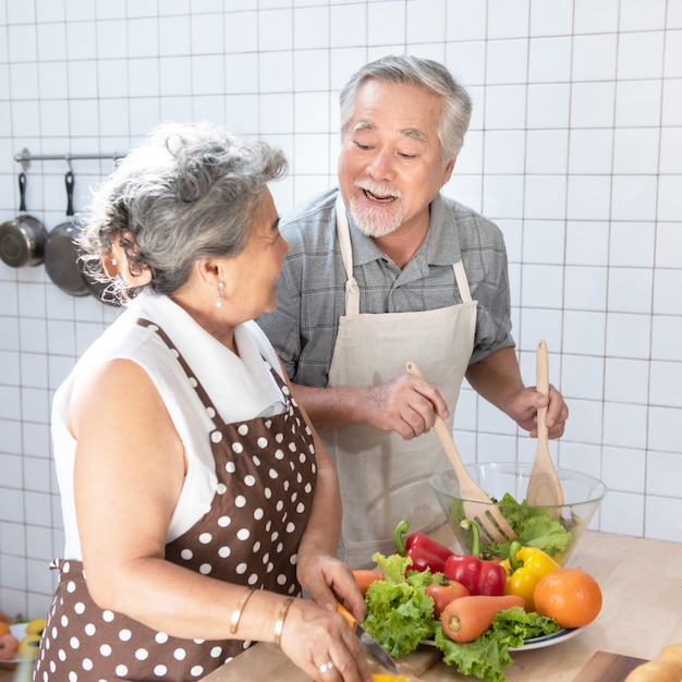 Aziatische oudere senior paar koken in de keuken thuis.