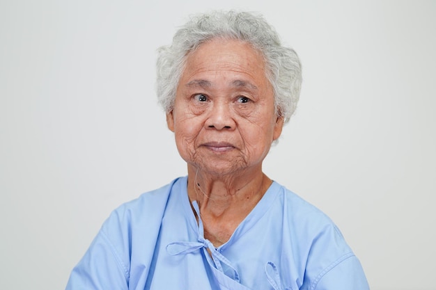 Aziatische oudere senior vrouw patiënt zit en glimlach gezicht met blij op bed in het ziekenhuis