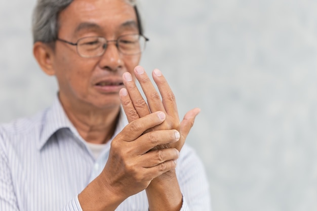 Aziatische ouderen lijden pijn aan peespijn in de handpalm.