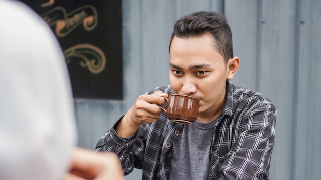 Aziatische paar gelukkige dating ontmoeten elkaar in café en drinken koffie