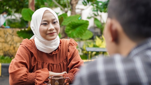 Aziatische paar gelukkige dating ontmoeten elkaar in café