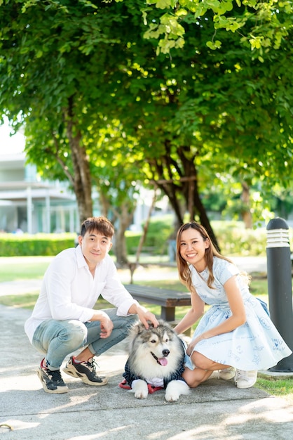 Aziatische paar liefde met hond