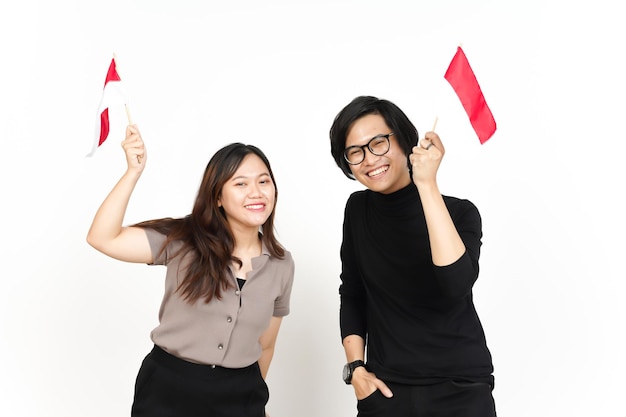 Aziatische paar man en vrouw met Indonesische vlag viering van de dag van de onafhankelijkheid geïsoleerd op een witte achtergrond