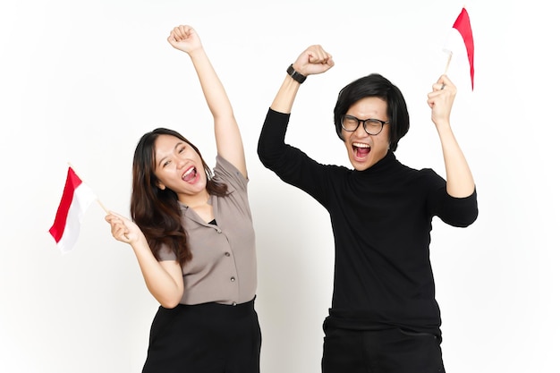 Aziatische paar man en vrouw met Indonesische vlag viering van de dag van de onafhankelijkheid geïsoleerd op een witte achtergrond