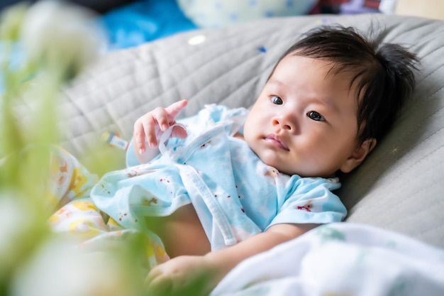 Aziatische pasgeboren baby kind oogcontact en glimlach met moeder schattigheid van kinderen met een gelukkig gezin
