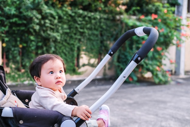 Aziatische pasgeboren baby oogcontact met moeder schattigheid van kinderen met gelukkige familie op zachte matras