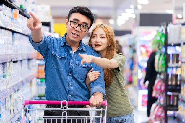 Aziatische pasgetrouwden winkelen voor boodschappen in de supermarkt