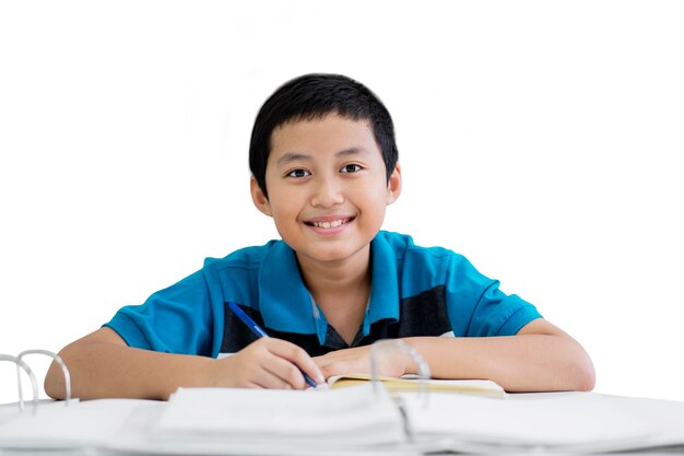 Aziatische preteen jongen die notities schrijft in de studio