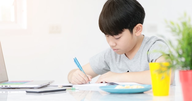 Aziatische preteens die je huiswerk met tablet doen.