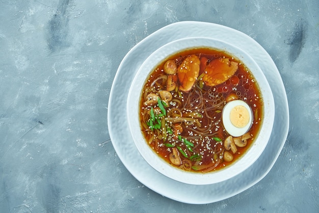 Aziatische ramen soep in een kom