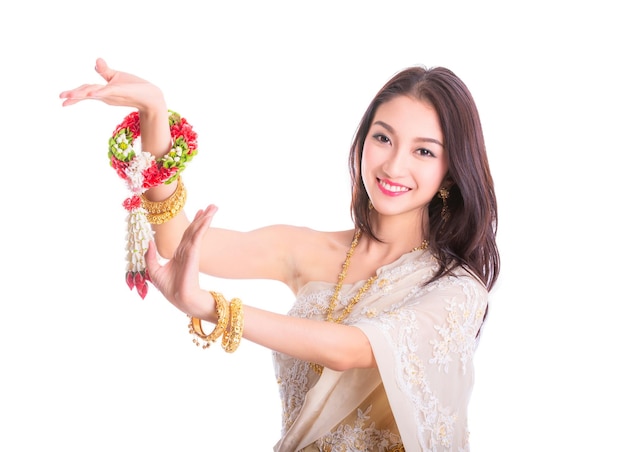 Aziatische reiziger in een oude Thaise jurk glimlach met geïsoleerde witte achtergrond kan deze afbeelding gebruiken