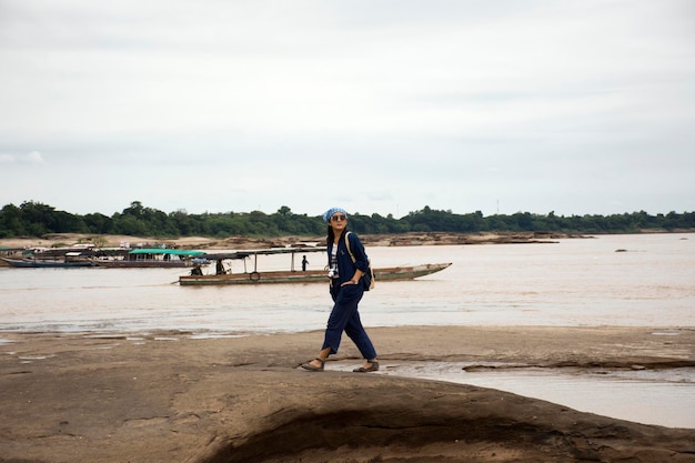 Aziatische reizigers Thaise vrouw reizen wandelen en poseren nemen foto bij Sam Pan Bok staat bekend als de Grand Canyon van Thai in de Mekong rivier tijdens het regenseizoen in Ubon Ratchathani Thailand