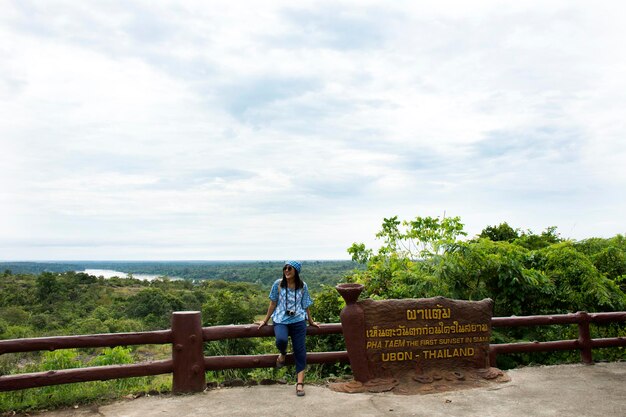 Aziatische reizigers Thaise vrouwen reizen en poseren bij het gezichtspunt van Pha Taem National Park in Ubon Ratchathani Thailand