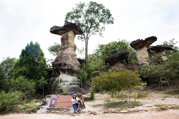 Aziatische reizigers Thaise vrouwen reizen en poseren bij Sao Chaliang of Rock Earth Pillar in Pha Taem National Park in Amphoe Khong Chiam in Ubon Ratchathani Thailand