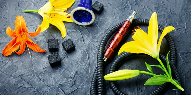 Aziatische rokende waterpijp met geurige bloemtabak. Shisha met leliesmaak