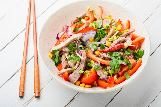 Aziatische salade met groenten en vlees