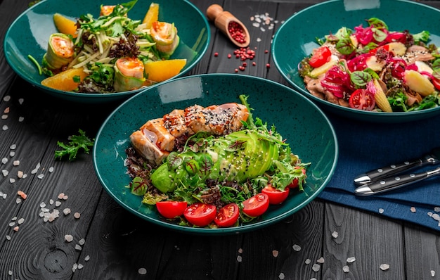 Aziatische salade met kalkoen en avocado met teriyakisaus