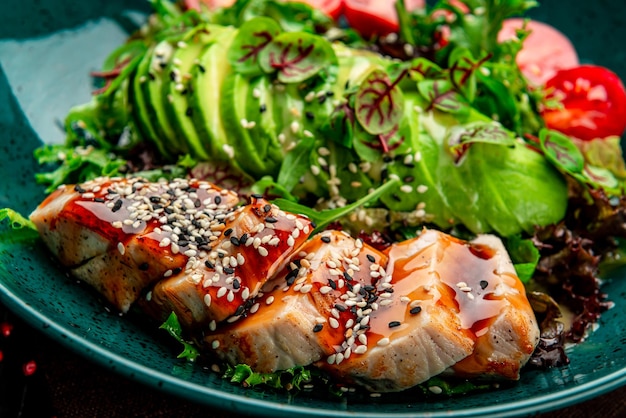 Aziatische salade met kalkoen en avocado