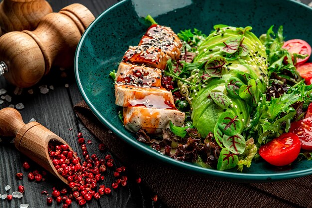 Aziatische salade met kalkoen en avocado