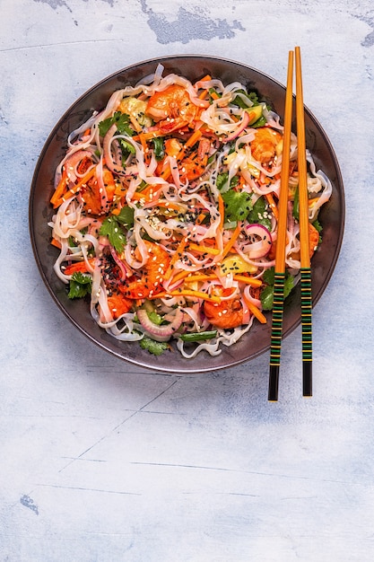 Aziatische salade met rijstnoedels, garnalen en groenten