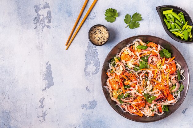 Aziatische salade met rijstnoedels, garnalen en groenten