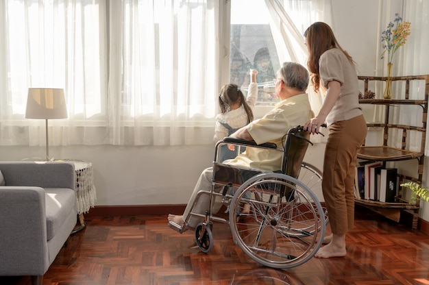 Aziatische Senior man was ziek en zat in een rolstoel. Pensioenleeftijd levensstijl en saamhorigheid met familie thuis.