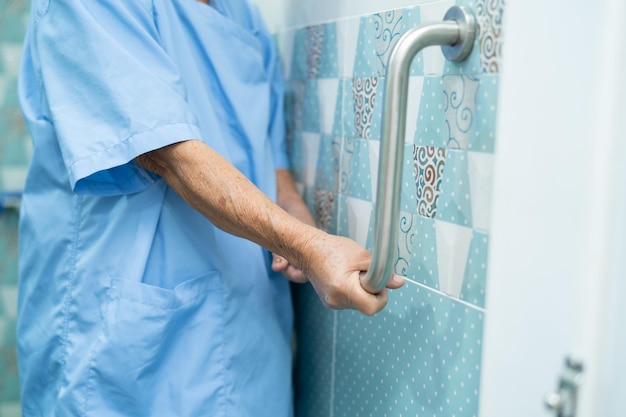 Aziatische senior of oudere oude dame vrouw patiënt gebruik toilet badkamer handvat beveiliging in verpleegafdeling gezond sterk medisch concept