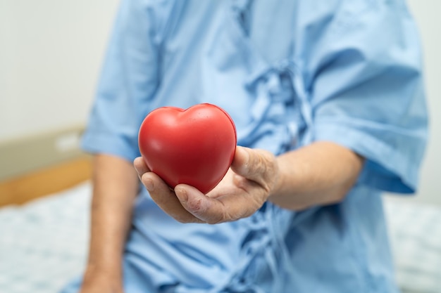 Aziatische senior of oudere oude dame vrouw patiënt met rood hart gezond sterk medisch concept