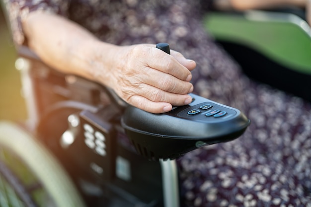 Aziatische senior of oudere oude dame vrouw patiënt op elektrische rolstoel met afstandsbediening op verpleegafdeling ziekenhuis, gezond sterk medisch concept