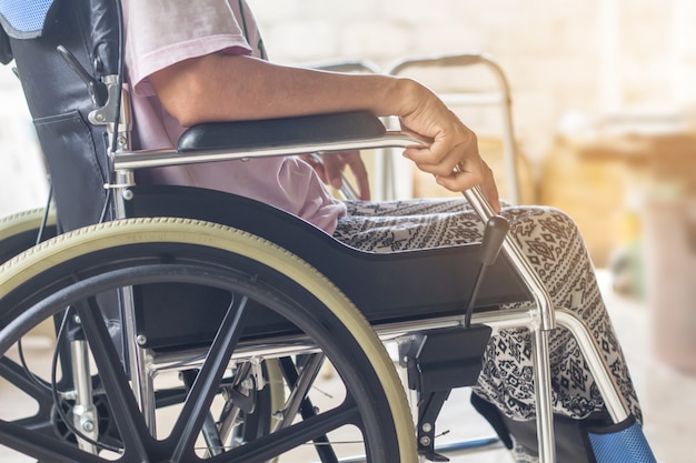 Aziatische senior of oudere oude dame vrouw patiënt op rolstoel