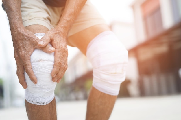 Aziatische senior oudere man heeft kniepijn en botproblemen