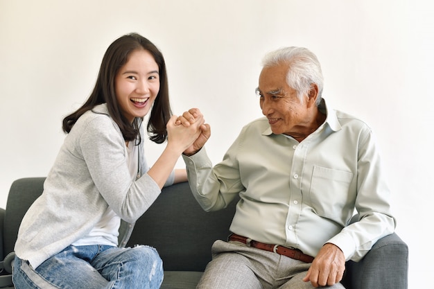 Aziatische senior vader plezier met lachende dochter, bejaarde vader tijd doorbrengen met gelukkige familie.