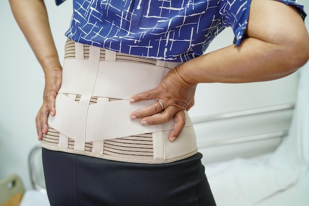 Aziatische senioren die een elastische steunriem dragen, kunnen rugpijn helpen verminderen