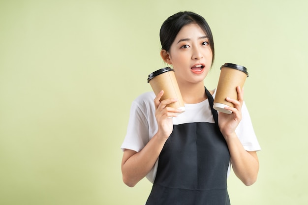 Aziatische serveerster met twee kopjes koffie