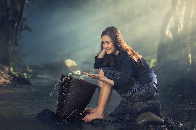 Aziatische sexy vrouw die bij stromen werkt