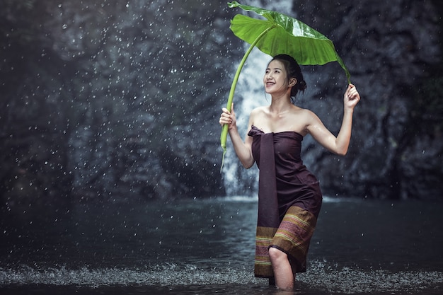 Aziatische sexy vrouwen die bij openlucht baden