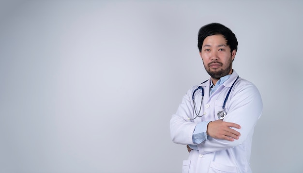 Aziatische slimme dokter op witte achtergrond