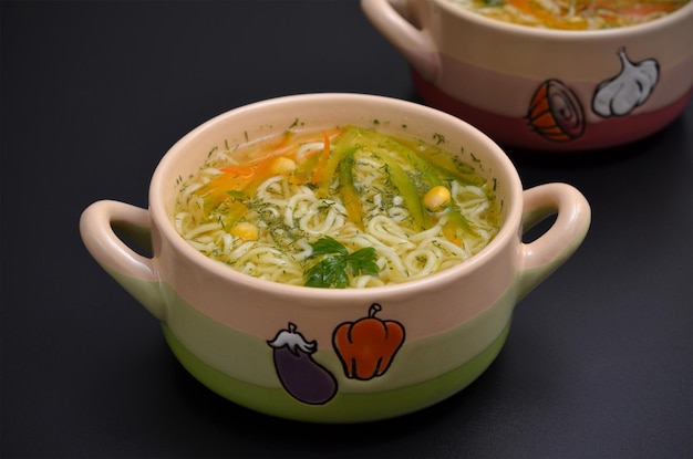 Aziatische soep met noedels en groenten op donkere achtergrond