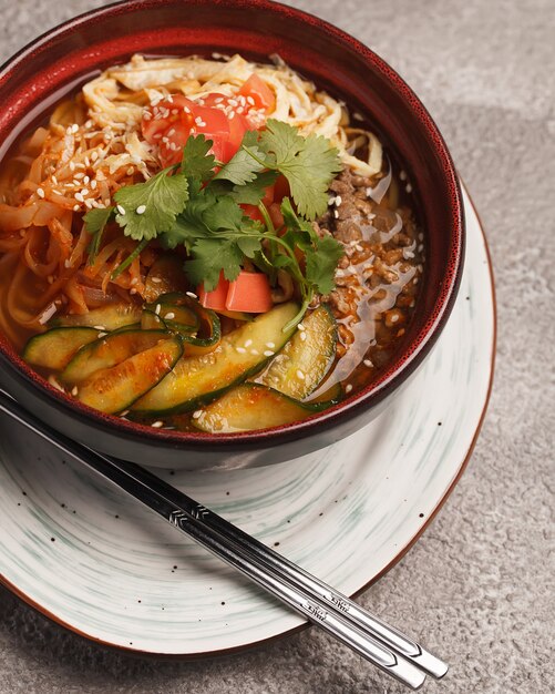 Aziatische soep met zeevruchten. Traditionele Chinese en Koreaanse keuken