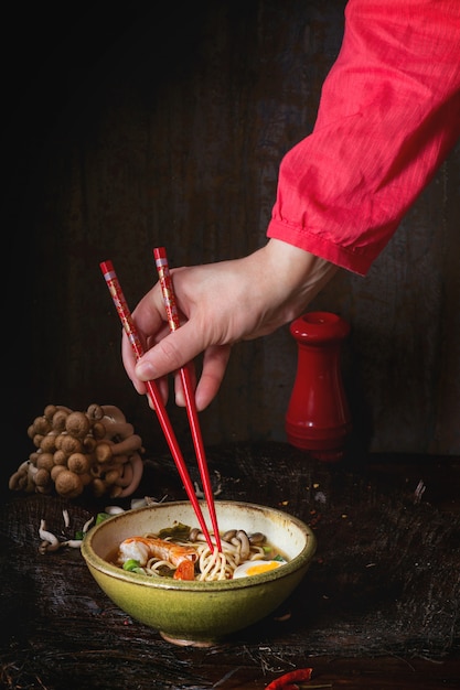 Aziatische soep ramen klaar om te eten