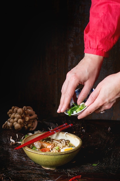 Aziatische soep ramen klaar om te eten