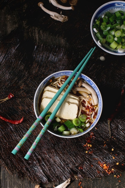 Aziatische soep ramen met feta-kaas