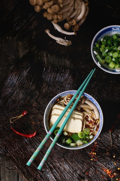 Aziatische soep ramen met feta-kaas