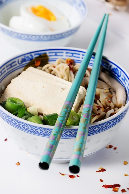 Aziatische soep ramen met feta-kaas