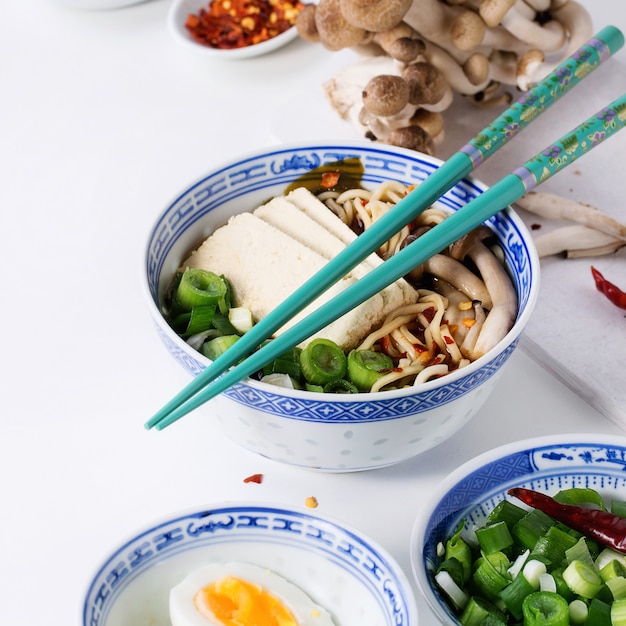 Aziatische soep ramen met feta-kaas