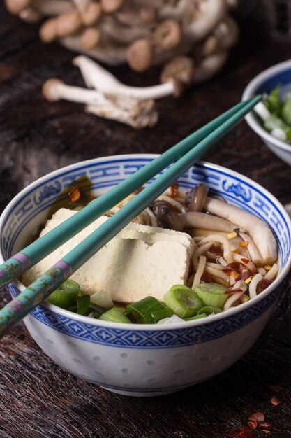 Aziatische soep ramen met feta-kaas