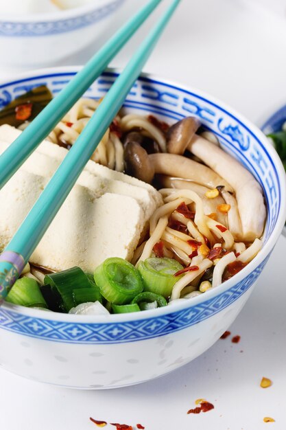 Aziatische soep ramen met feta-kaas