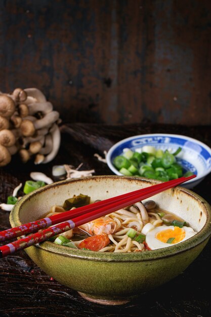 Aziatische soep ramen met garnalen