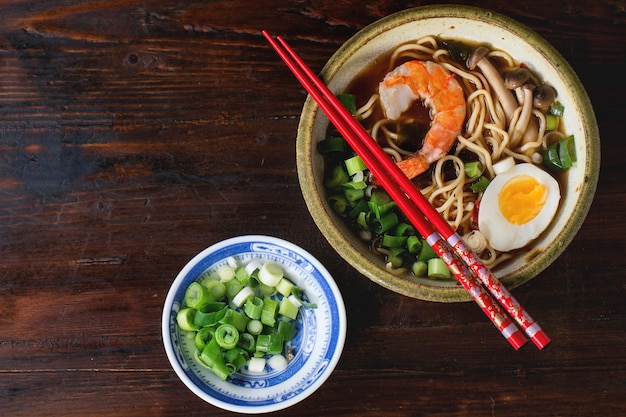 Aziatische soep ramen met garnalen